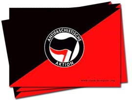 Antifaschistische Aktion -tarranippu (punamusta tausta) 